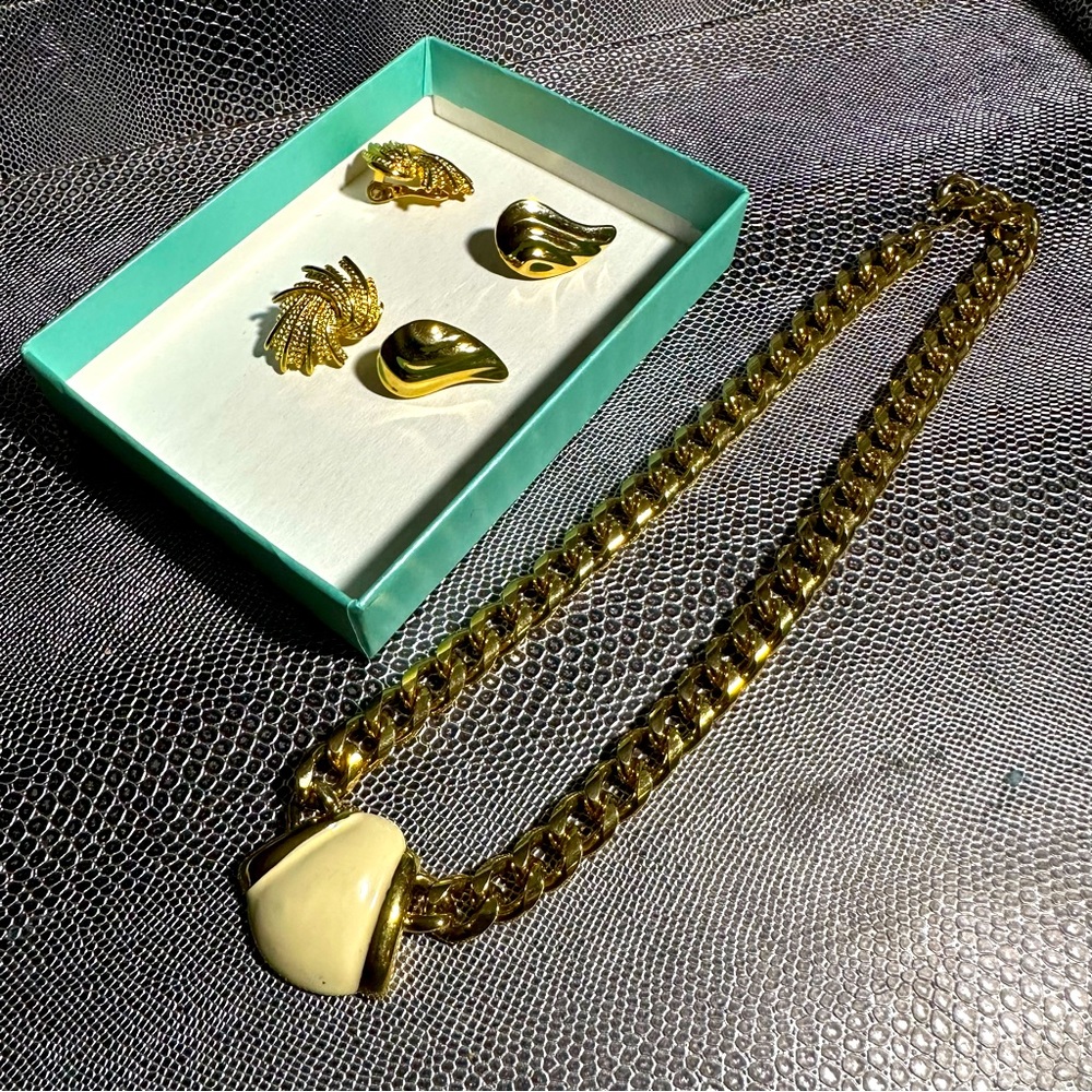 Vintage Monet vintage gold tone signed lot. Necklace and earrings